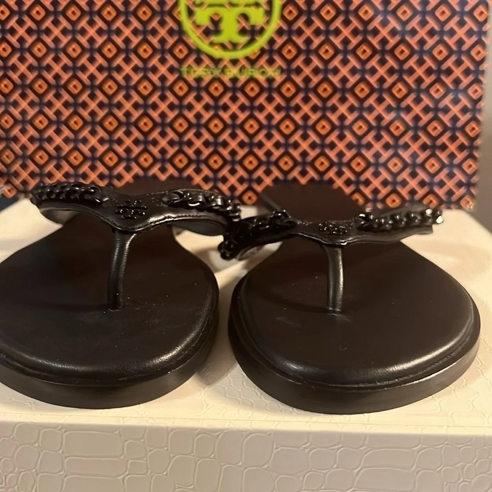 TORY BURCH New without Tags Everly Perfect Black Paris Nappa Chain Thong Sandal